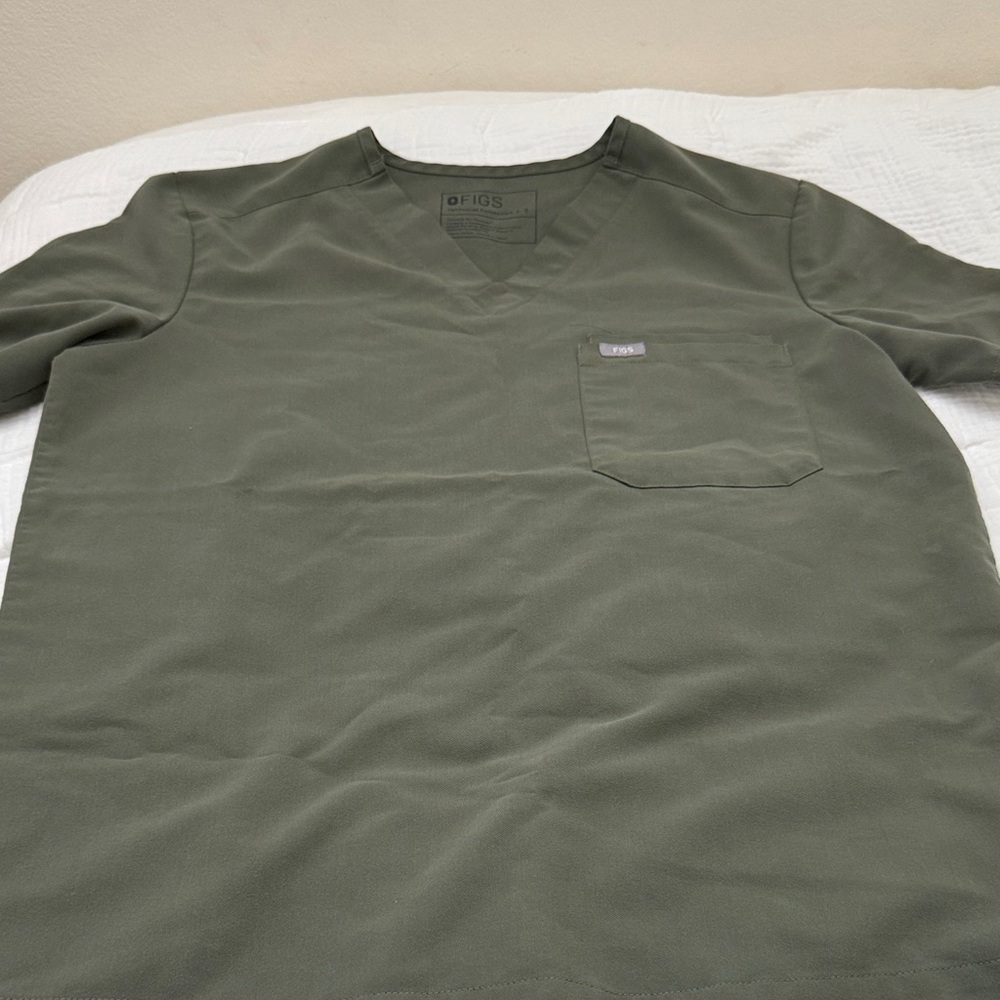 Figs Classic Green V-Neck Scrub Top. 1 pocket